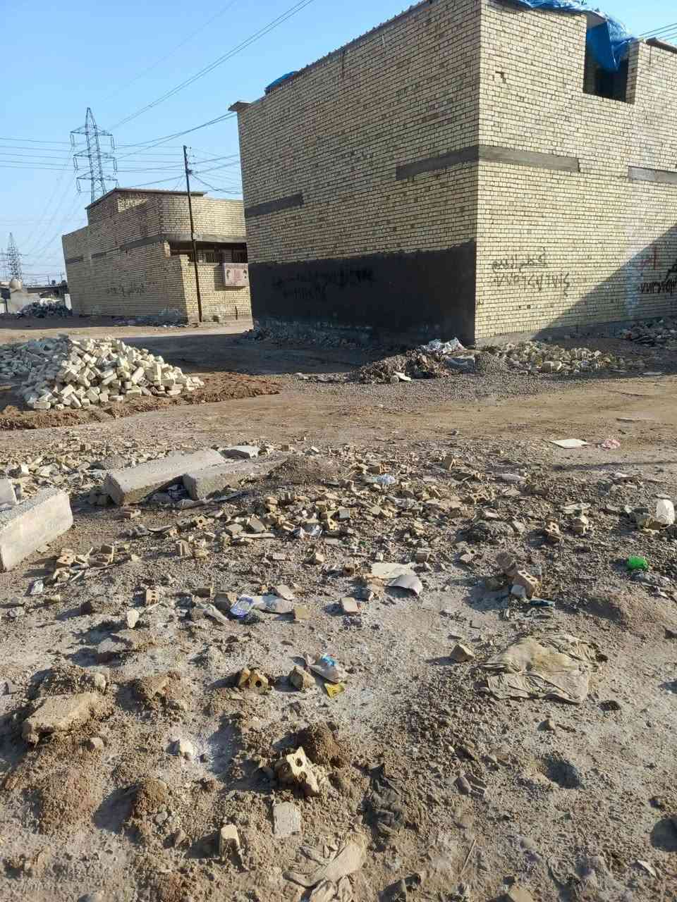 سلام عليكم قطعه ارض للبيع 100 متر مربعه  قرب اسيطرة سبع قصور بالشارع رايح على الحميديه سعر  20 

***********
