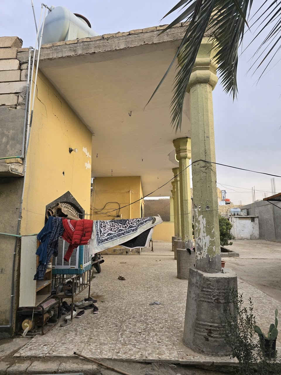 السلام عليكم ورحمة الله متاح دار سكني للبيع المساحه 700 متر بناء طابوك  العنوان حي الأمام قرب صورة الأمام علي بيت مصطفى حافض عبدالقادر للستفسار أكثر اتصل علا الرقم ***********
