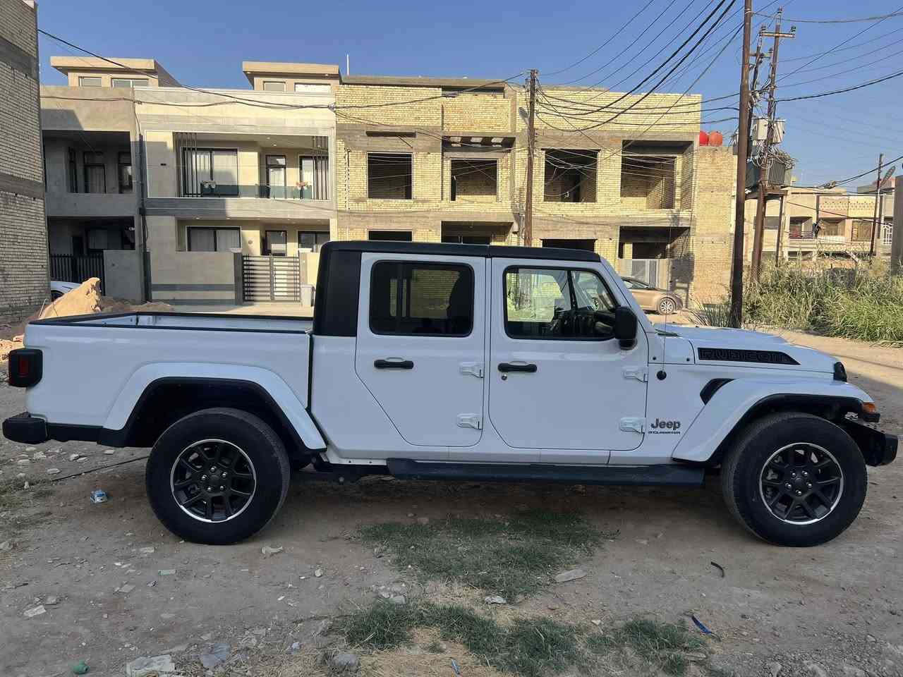 جيب كلاديتور Rubicon-Overland موديل 2023
داخل بغداد – وارد أمريكي
•كشنات جلد 
•بصمة وتشغيل عن بعد
    * السيارة نظيفة جداً وماشية 7000 كيلو 
نظام مانع الانزلاق (Traction Control)
 • نظام الثبات الإلكتروني (Stability Control)
 • كاميرا خلفية واضحة
 • تنبيه فقدان السيطرة بالطرق الزلقة
 • أنظمة أمان ذكية تحافظ على ثبات السيارة بالسرعات والمنعطفات

نظام Hill Start Assist يساعدك تطلع الطلوع بدون ما ترجع السيارة
 • نظام Hill Descent Control ينزلك المنحدرات بثبات بدون ضغط ع الفرامل
 • دفع رباعي 4×4 يتحكم بالعزم حسب الطري والسيارة بعد بيهة هواي مواصفات متحتاج شرح
•السيارة ضربتهة بالبچم ومتصلحة بالكامل
رقم صاحب السيارة : ***********
