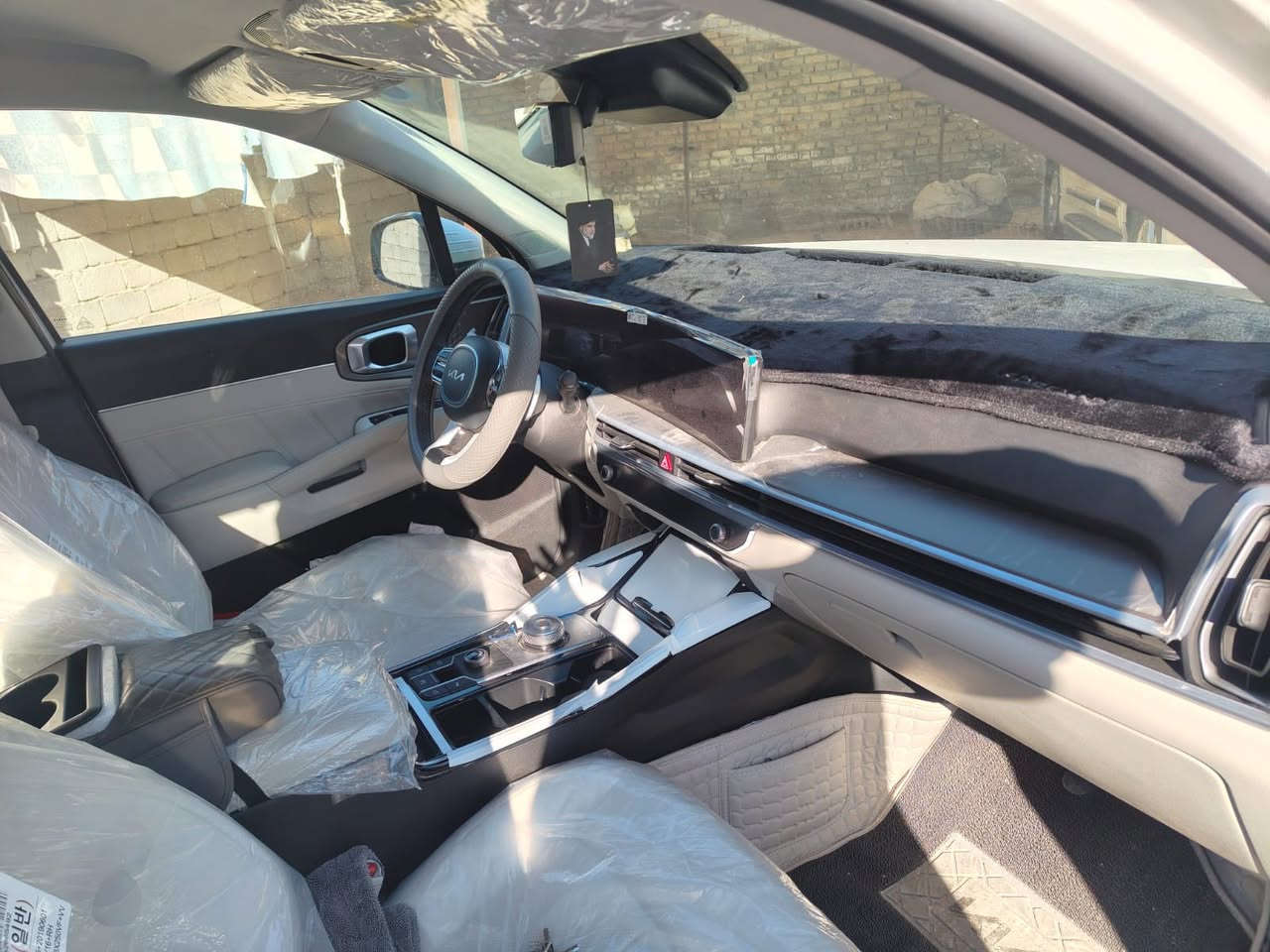 السلام عليكم
سورنتو 2025 خليجي وكاله 
ماشيه 10 آلاف 
السياره استخدام شخصي وجديده بمعنى الكلمه 
كفاله عامه من كل النواحي ماعدا رصعه بسيطه وموضحه بالصوره 
رقم شبه مميز بغداد ب اسمي تحويل ثاني يوم 
مكاني النجف خان النص 
استفسار اكثر ***********
