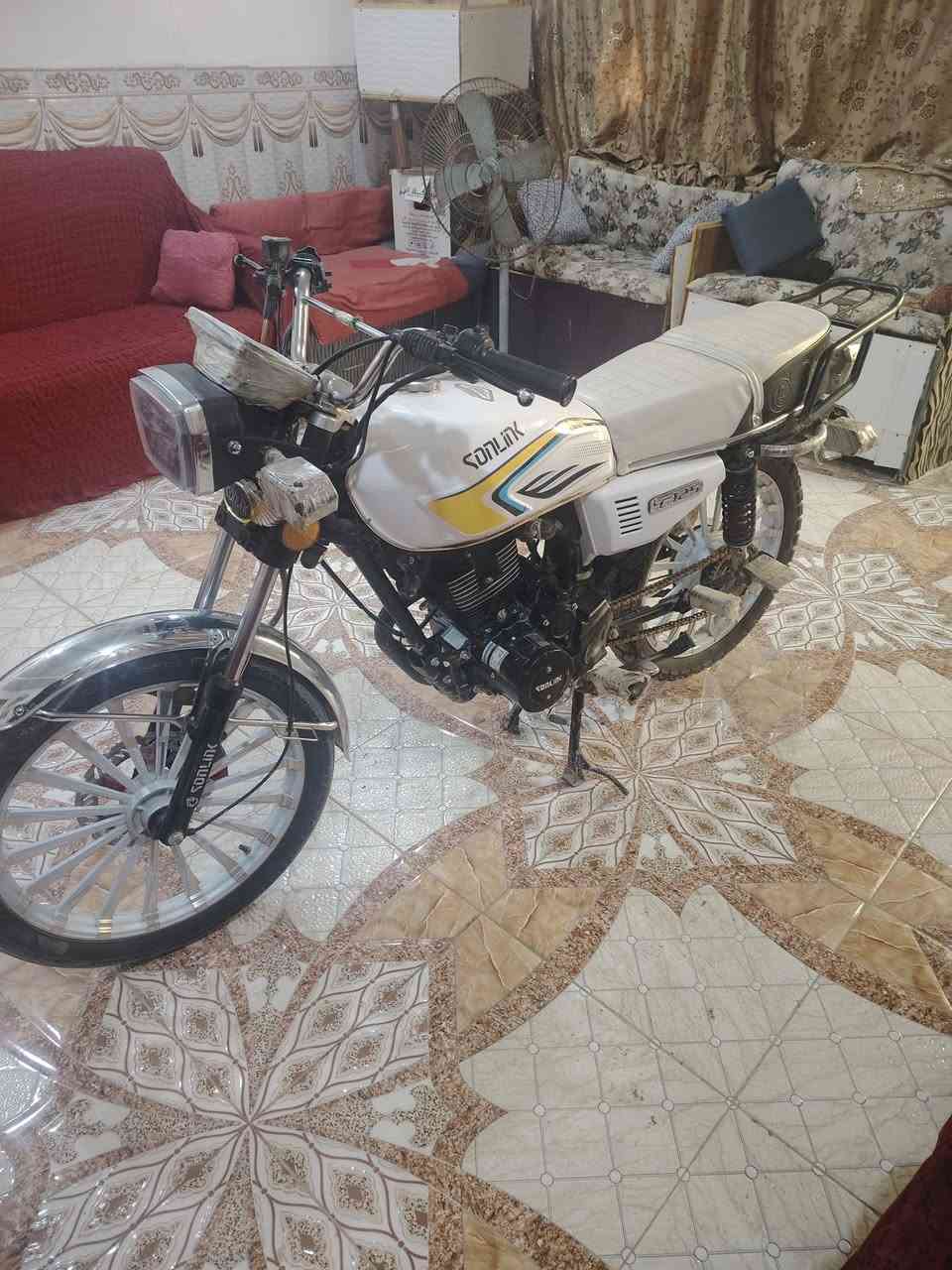 السلام عليكم شباب دراجه سافان البيع موديل 2025دراجه نضيفه محرك مامفتوح المحرك حجم 200ضاغطه وزنجيل المكان عزيزيه السعر 850وبيه مجال وهاذه رقمي ***********
