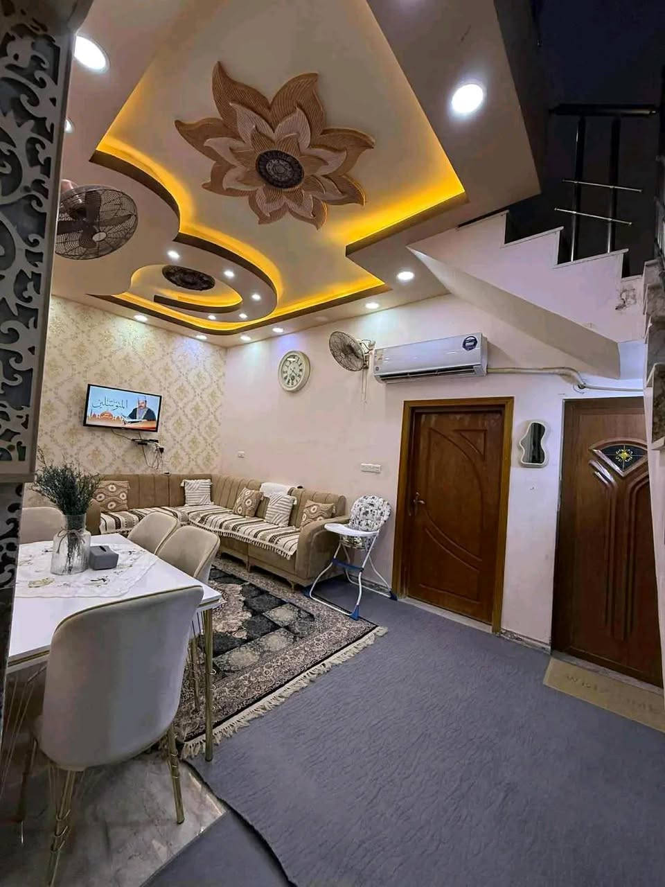 اعلان 
 اللهم صل ع محمد وال محمد 

بيت ب 36 مساحة 107 واجهه 6.5*16.5
قرب معمل  المرور جهه الحكم  
طابقين
 طابق الاول يتكون من غرفه وصاله ومطبخ واستقبال وصحيات داخليه وخارجيه 
________
طابق ثاني يتكون من غرفتين وصاله وصحيات 
________
حرمامطلوب 
بسعر 125 وبي مجال
تفاصيل اكثر مراجعه مكتب الساعي للعقار  
او الاتصال بالارقام التاليه 
***********
***********
***********
عنوان المكتب سايدين حي الشرطه مقابيل اسواق ريتاج 🧿
