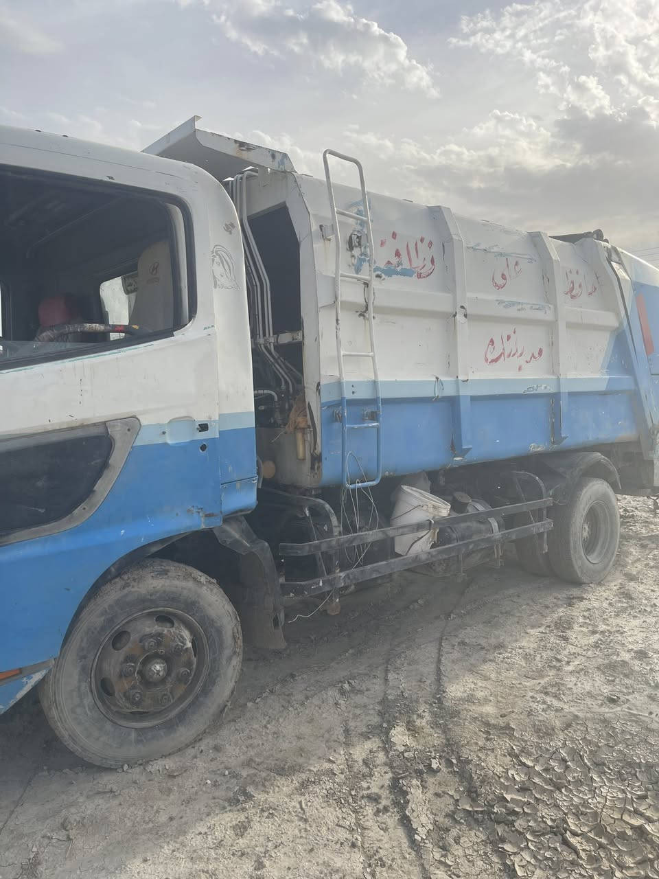 سلام عليكم كابسه هينو شيطان سياره جاهزه بوجههه عشغل مكينه نضيفه سياره خير من الله ***********تصل بيك خير دلل
