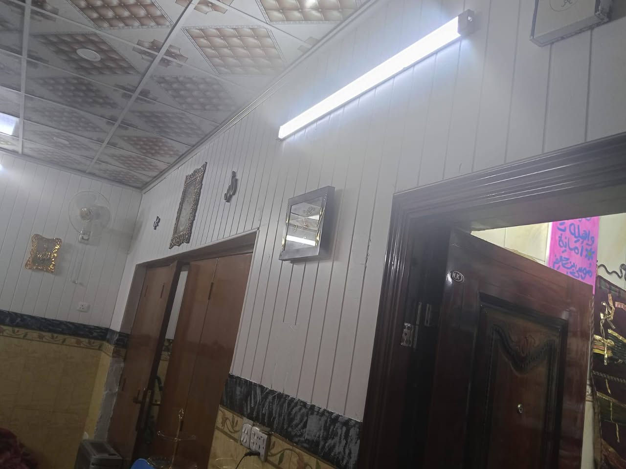 يا الله  بيت للبيع المساحة 150متر حي المهندسين بالبداية خلف الكوفيات مكانة مرتب
الطابق الاول صب الاساس+السقف صب غرفة وصالة ومطبخ واستقبال
الطابق الثاني3 غرف وصالة وصحيات  الطابق الثاني عكادة مو صب
علمآ سعر البيت سعر عرصة الي مايعرف بالعقار خلي يسأل بيش المتر بالمهندسين بالبداية 
سعرة... 235.... 
اي استفسار اتصل بالرقم ***********
