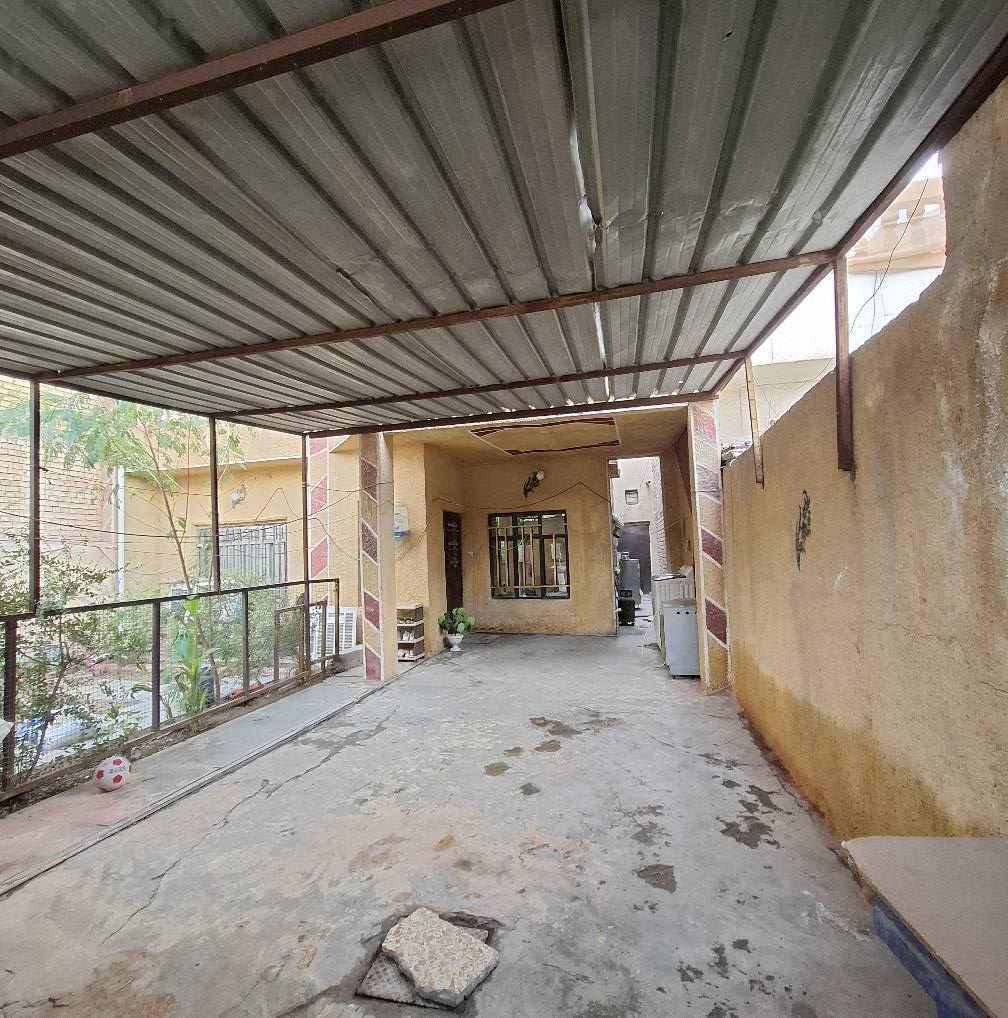 بيت للبيع 
طابق واحد 
مساحة ٢٠٠ 
بناء قديم (عكادة )
الحسينية  الخمستالاف 
قرب السوق الكبير (سوق الكراج )
للاستفسار الاتصال ***********
