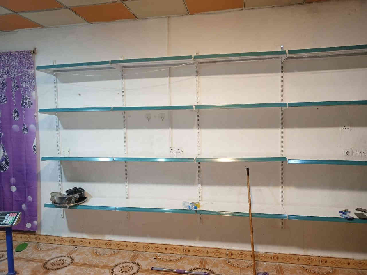 سلام عليكم. رفوف مال محل جديد مستعمل شهرين تركي اصلي 13 متر  لتواصل خابر رقم صاحبه *********** عنوان كركوك
