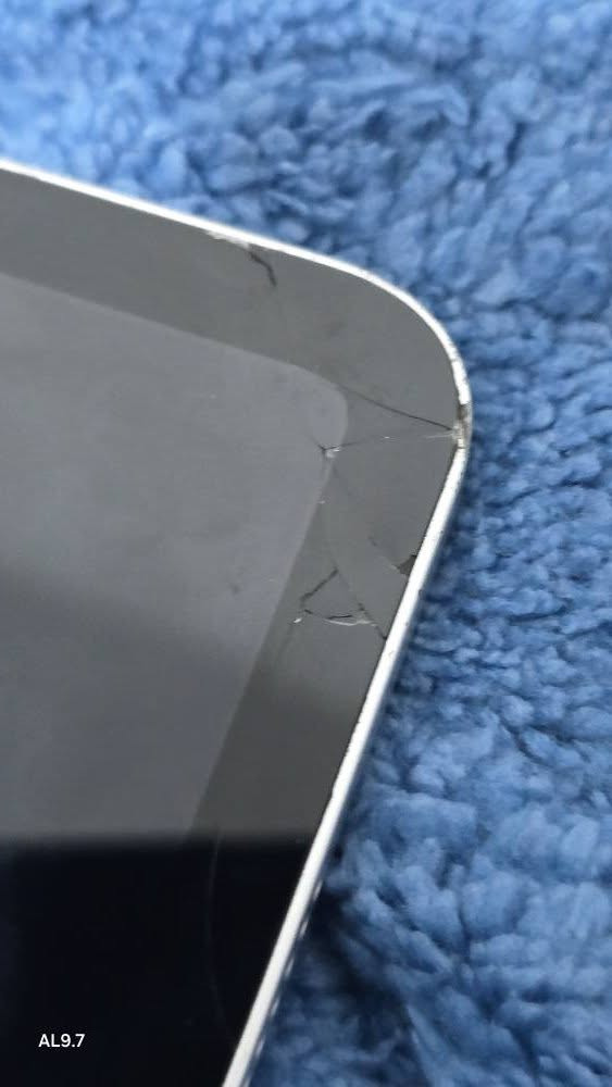 ايباد برو 11 الجيل الثالث 
ذاكره ١٢٨ 
نظافه مثل ماموجود بالصور 
ضربه بسيطه بالجامه الخارجيه للشاشه ما مأثره نهائيا على اللمس والالعاب سلاسه مو طبيعيه ١٢٠ فريم ببجي وباقي اللالعاب 
ويا حسابين ببجي واحد عالميه لفل ٨٠ بي ٥ اطارات كونكر اضافه الى وجه السيزن ال٤ وام فور ثلجي لفل ٤ و ٤ اسلحه تطوير 

وحساب كوريه لفل ٧٥ بي اسلحه تطور ٩ من ظمنهن ٢ كل مسج 
ومثك هوواااي تعال خاص ادزلك صور الحساب
كلهن ٧٥٠ وبي مجال لل شراي
رقم الهاتف *********** الشطره, ذي قار
