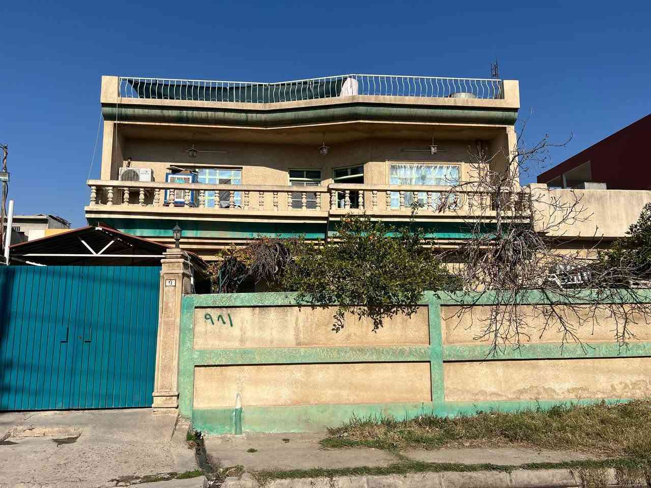 للبيع ...دار سكني طابقين صالح للسكن
 حي الصديق.
مساحه 222 متر واجه 10 متر شارع 12
الطابق الأول 
2غرفه نوم. هول .استقبال. مطبخ. صحيات 
الطابق الثاني 
4غرف نوم.  هول  صحيات 
السعر  اتصل على الرقم المعلن او خاص
***********.........***********
