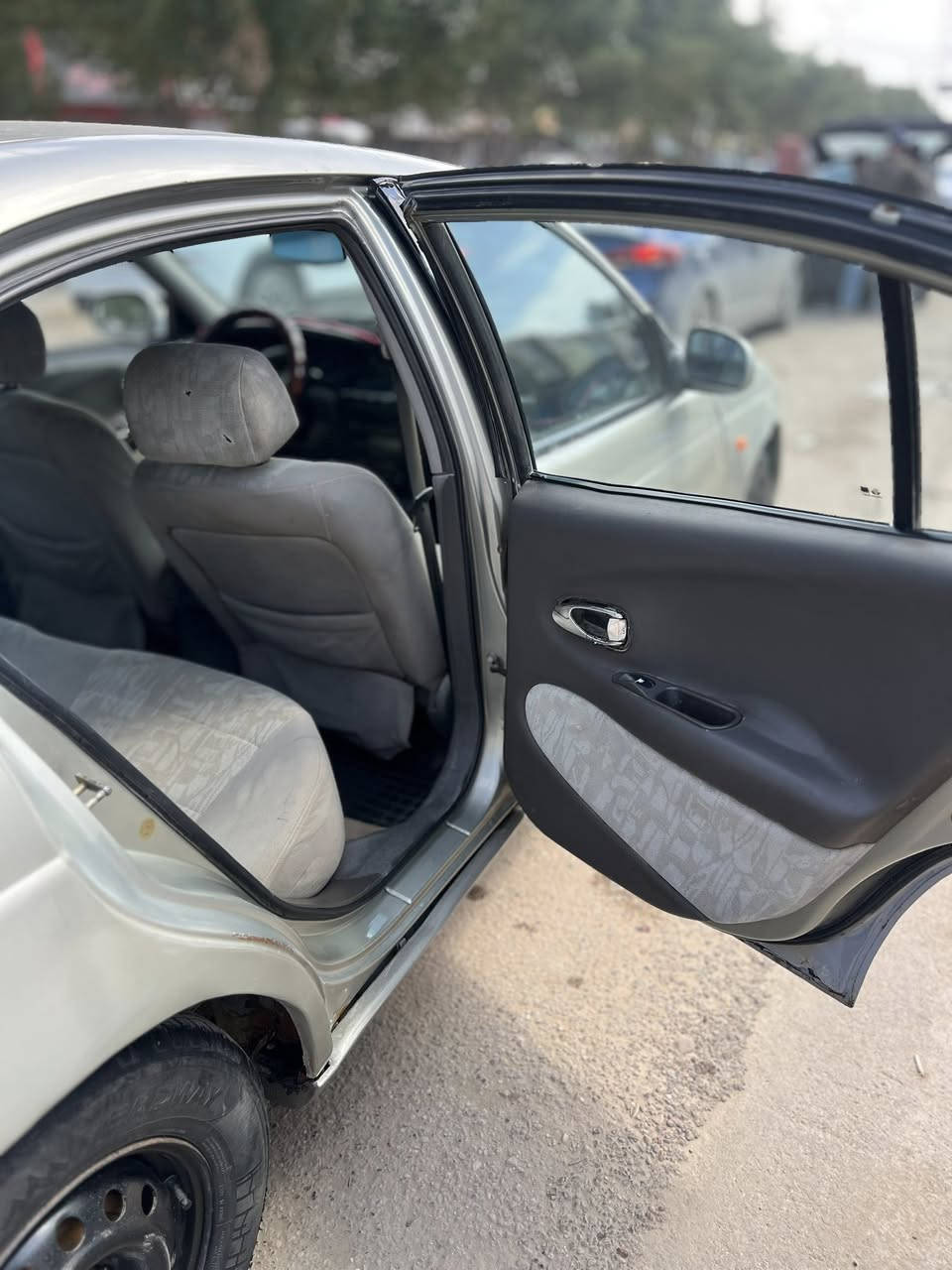 سلام عليكم.. دايو لكنزا رقم بغداد انكليزي جديد هزه جديده محرك خير من الله مفتوح المرغوب كير اوتماتيك ميكانيكي تخم تاير جديد باتري جديد كهربائيات كلها بلاد وشغاله مابيها نقص ابد سنتر لوك سستم مضخم بلاد الكير بي مشكله بي هاف ابيعه كايم  السعر 38$وبيها مجال مكاني بغداد المحموديه ناحيه الرشيد رقم تلفون ***********///***********
