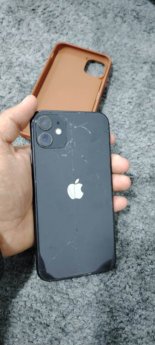 السلام عليكم ايفون 11 للبيع او مروس 
جهاز فول نضافه غني عن التعريف لون اسود ذكره ٦٤ بطاريه ١٠٠ مبدل بلادي شرط كامرات فول سيمكارت سماعت كل بشرط جهاز نضيف بشرط وضهر يكلف ٥ الف بس ماعندي مجال ابدله سعر ٢٢٥ مكاني حي النصر *********** كركوك, العراق
