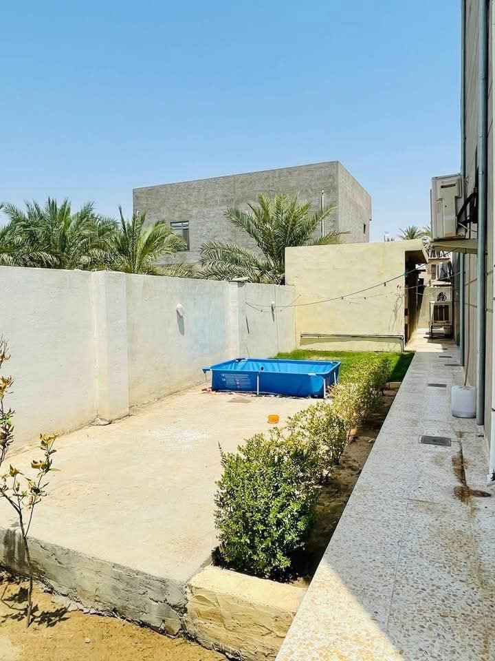 بسم الله والصلاة والسلام على رسول الله

يتوفر دار  طابقين للبيع في منطقة الزراعة حي الميكانك قرب ملتقى الرواد الثقافي ((ساحة الاحتفالات سابقاً))
المساحة الكلية البيت 616م٢ 
مساحة البناء 300م٢
يتكون بناء البيت غرفين نوم وصالة كبيرة وهول واستقبال ومطبخ ومجموعة صحيات داخلية وخارجية اضافة الى مخزنين كبيرات وحديقتين واحدة جانبية والثانيه في مدخل الييت بالاضافة الى كراج سيارة وترك داير البيت 
اما الطابق الثاني 
يتكون من ثلاث غرف نوم وصالة ومجموعة صحيات وبلامكان بناء غرفة اضافية 
سنة البناء 2013 بناء الطابق الارضي حجر والارضية مرمر 
بناء الطابق الثاني طابوق والارضية كاشي 

جنس العقار زراعي سند 25 تحويل مباشر 

للاستفسار الاتصال على الرقم(***********)

موقع البيت على خريطة google

https://maps.app.goo.gl/5AFa7sADXW8NBA126?g_st=ipc Singapore
