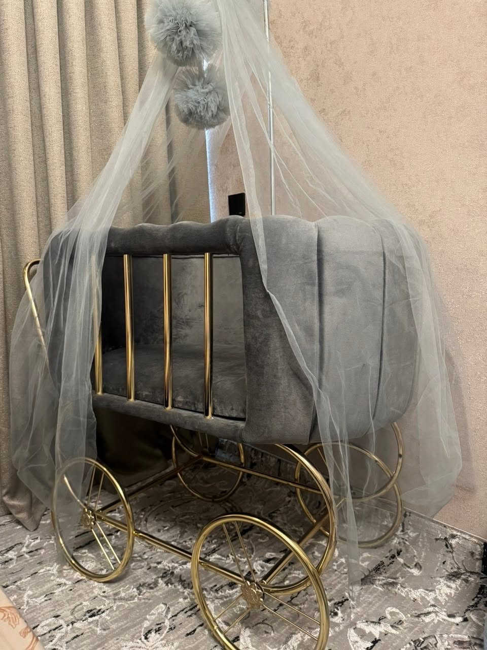 ⸻
🛒 سرير أطفال (مهد) للبيع بحالة ممتازة

مهد أطفال أنيق وفخم، تصميم عصري يجنن 👶✨
اللون رمادي ويا تفاصيل ذهبية تعطيه شكل راقي ومرتب، مناسب لأي غرفة أطفال.

✔️ بيه ناموسية (شِبَك) ناعمة ويا زينة حلوة
✔️ مريح وآمن للبيبي
✔️ نظيف جداً وما مستخدم هواي
✔️ سهل الحركة بفضل القاعدة المتحركة

📏 الحجم مناسب من حديث الولادة ولحد عدة أشهر


**إذا كنت صاحب هذا الإعلان وتريد حذفه لأي سبب، رجاءا أرسل رسالة إلى الدعم الفني**