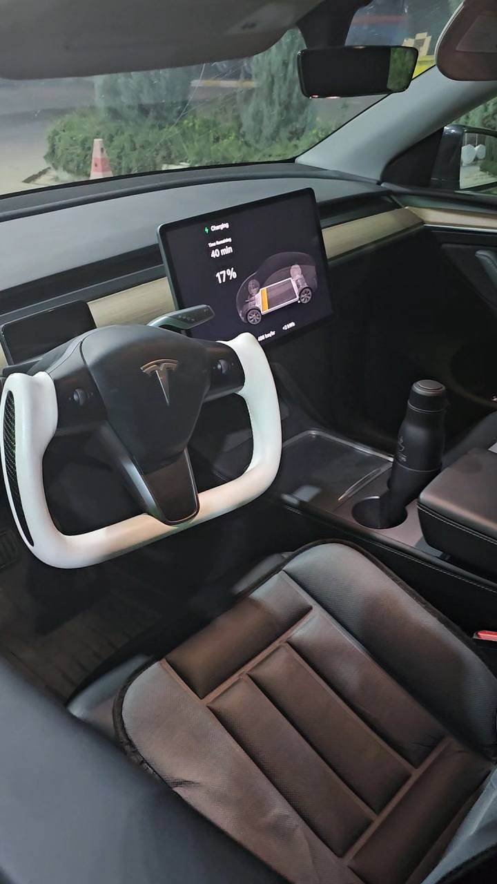 السلام عليكم .. رمضان كريم والله يتقبل الطاعات
منو يريد يشتري تسلا y مناسبة 
للبيع فقط ... وكتبت التفاصيل كاملة 
تسلا واي موديل ٢٠٢٤ تك ماطور رقم بغداد
مربوطة عالموبايل وجاهزة اون لاين اخر تحديث ٢٦
حادثها صندوك وجاملغ خلفي يسار
بدون ايرباك .. كلها سليمة
بجمها كبس بدون اي تغيير
صور الحادث مرفقة
تبريدها ماشاء الله ثلج بعز الصيف
ماشية ٢٢ الف ميل 
صارلها سنة وشوية عندي
بيها الصندوك مبدل ومصبوغ
والجاملغ الخلفي الايسر صبغ فقط
الاضافات اللي سويتها
ستيرن يوك تسخين .. والاصلي موجود
شاشة امامية صغيرة مال عداد (متأثر عالتبريد الامامي)
بانوراما سقف كهربائية مو يدوي ممتازة بلون الداخل بالضبط
شاحن تسلا ٤٨ امبير اصلي اصلي .. اخذتة جديد من شركة تسلا ابو السبعة ونص متر
والله صار وي النقل ب 530 دولار
الجام الخلفي المضلل بدلتة بجام xyg 
السيارة ماشاء الله جاهزة من كلشي ومحاط عليها غير مي الزراكات
الملاحضات 
بيها فطر بالبانوراما (خارجي)
وكلشي مامأثر لان متكونة من ٣ طبقات
يعني الداخلية سليمة
سعرها مال بيع ١٨٥ ورقة
والله صارت علية ب ٢٤ الف بوقتها
واريد ابيع هسة لان انقبلت دراسات ورح اسافر سنتين
وحرامات تبقى نايمة بالبيت
والف عافية عاللي تصير من نصيبة
و اي استفسار اني حاضر 
رقمي ***********
مكاني الرمادي .
