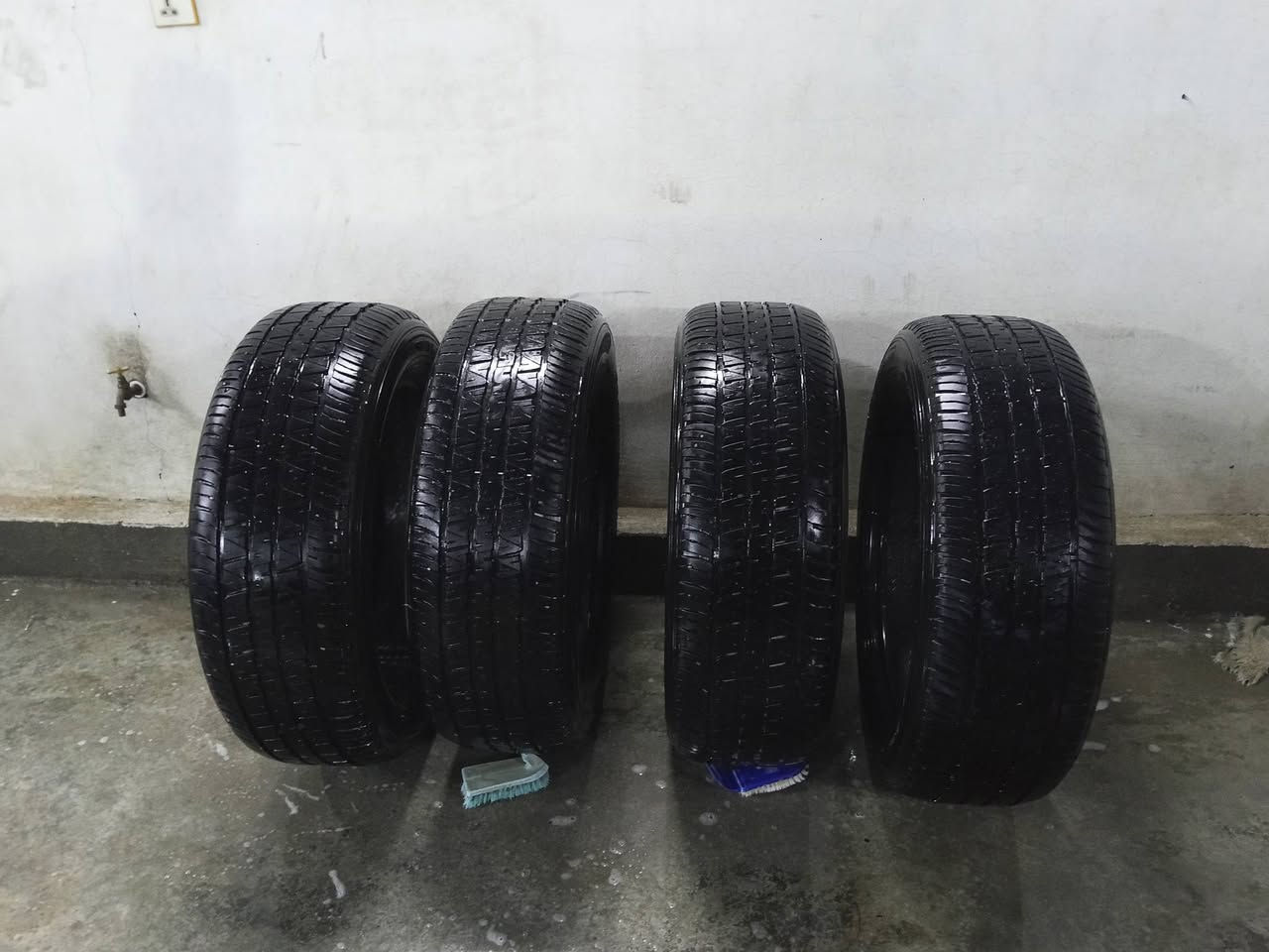 يابه عدنه تايرات نظافتهن ٧٥ماجكساره ابع تايرات على الفحص مابيهن اي فتيله لاتصال ***********السعر ٢٥٠الف
