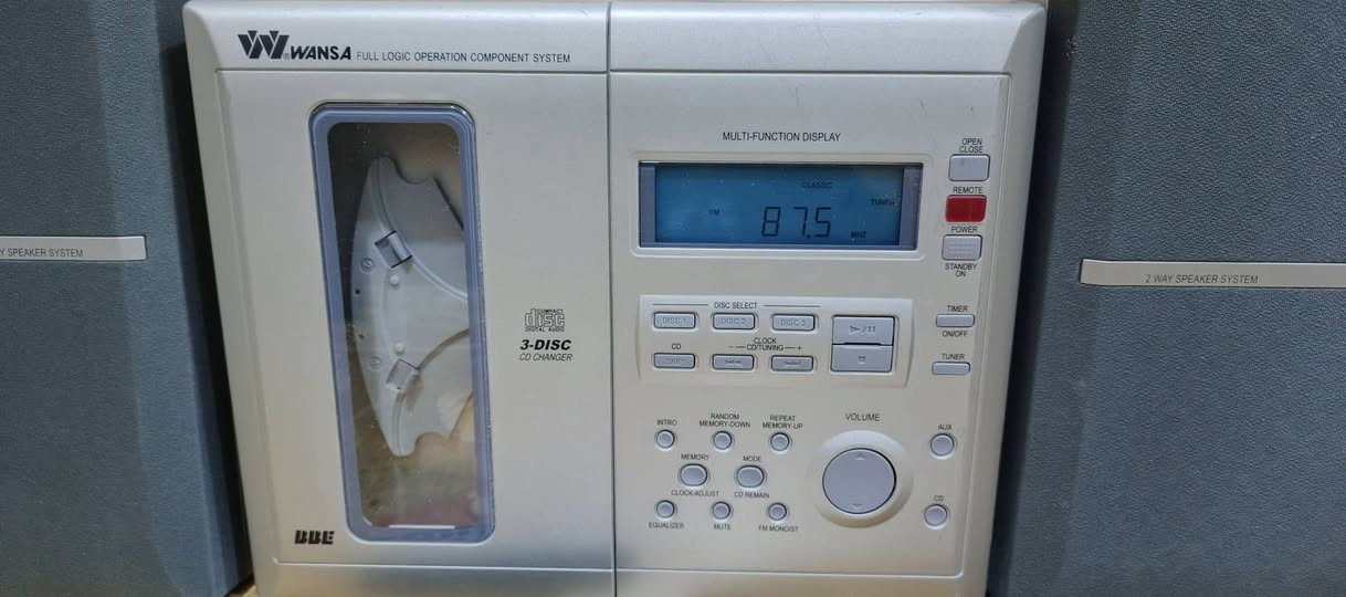 السلام عليكم .
اليكم التحفة من السيستمات المميزة الحديثة  
ماركة WANSA .الصنع هونك هونك كهرباء ٢٢٠ فولت .. نظافة فوووووول .
ارتفاع السماعات ٣٥ سم .الطول الكلي للجهاز ٨٤ سم . جهاز بلادي و مضمون ان شاء الله .
 فقط باب الاقراص بيه مشكلة بحيث ما يكمل فتح وغلق فالقرص ما يفتر  .. المواصفات :
مشغل اقراص عدد ٣ اقراص جينجر CD  
 اواكس لربط النقال او الشاشة او اي جهاز اخر .ويدعم ربط بلوتوث خارجي عالاواكس .
راديو باحث AM + FM .مع خزن قنوات مفضلة 
مع تحكم كامل بالصوت من ايكولايزر وخاصية التضخيم المضاعف XBass .
ملحقات الجهاز ريمونت تحكم .
شغله وصوته جدا واضح و مجسم مع بيز  ممتاز 
السعر ٥٠ الف نهائي اخوان وبلا احراج .
اي استفسار والمراسلة عالخاص رجاءا او الرقم
*********** البصرة .موجود توصيل شركة .
