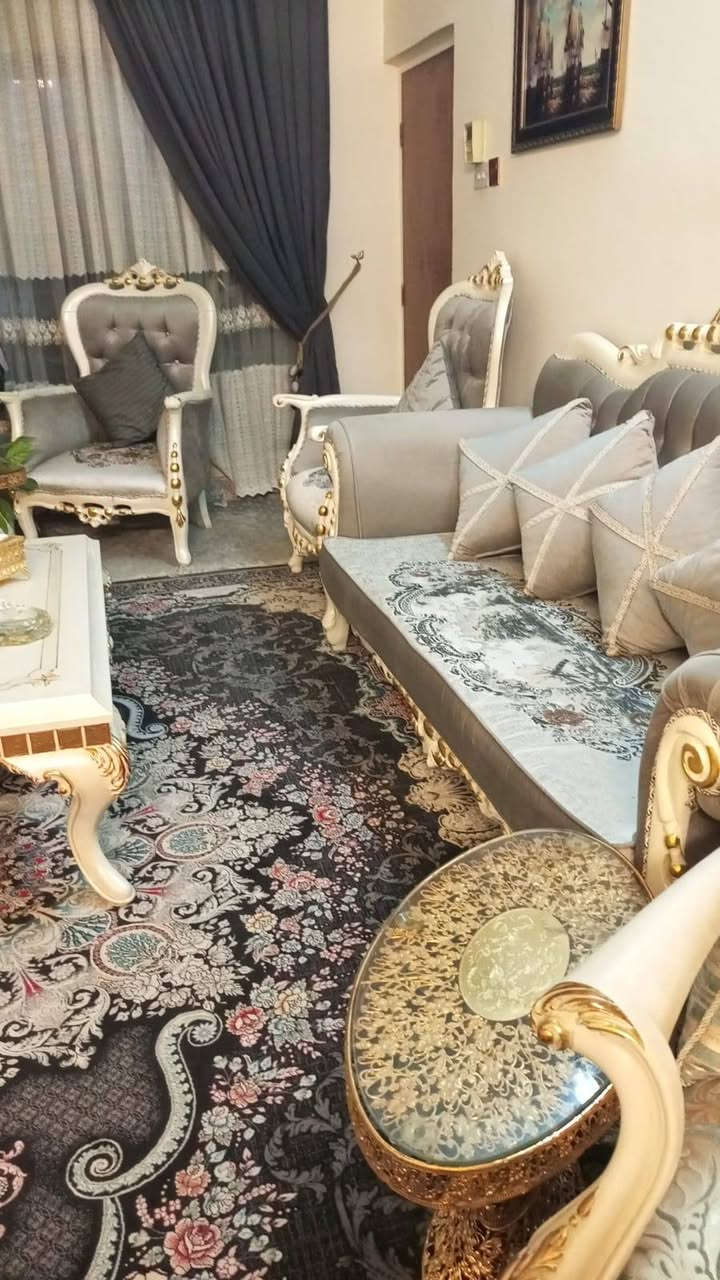 تخم اخو جديد ..مستعمل5اشهر فقط ...واريد ابيعة 
10مقاعد تخم ملكي 
  خشب زان قطرة خدش مابي/✅ رجائا فقط الشراي يدخل
أو اذا يحب تواصل واتس ***********
