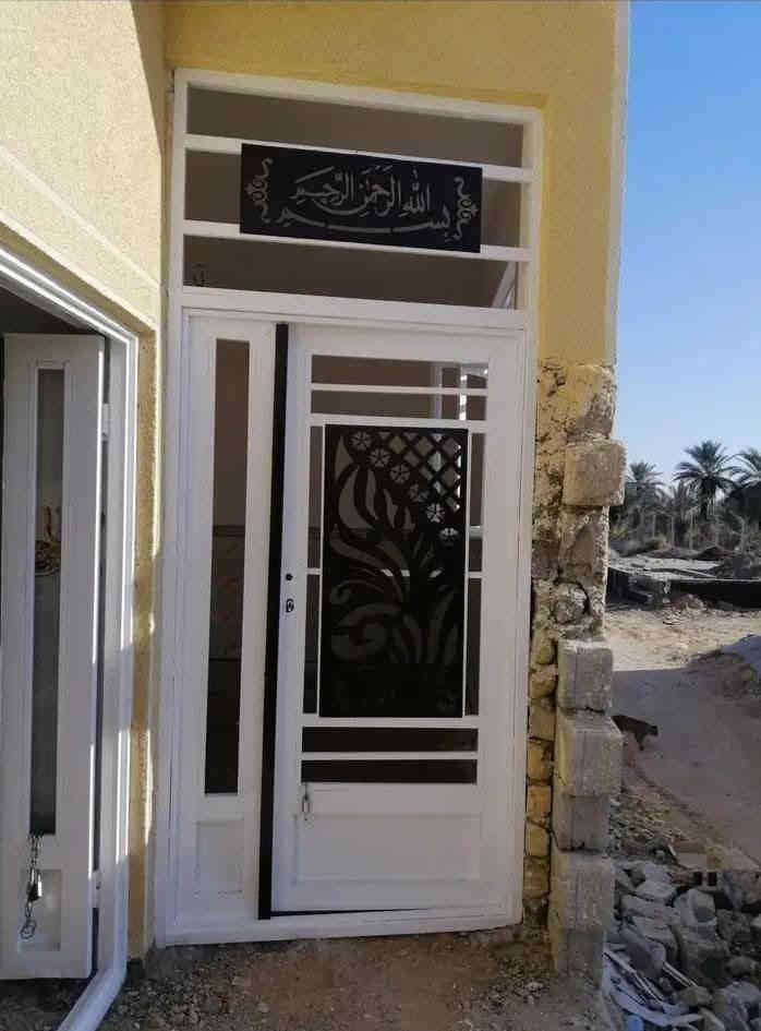 سلام عليكم صباغ متفرغ للعمل طلس وصبغ الديكورات الداخليه والخارجيه والوجهيات والبواب والشبابيك***********
