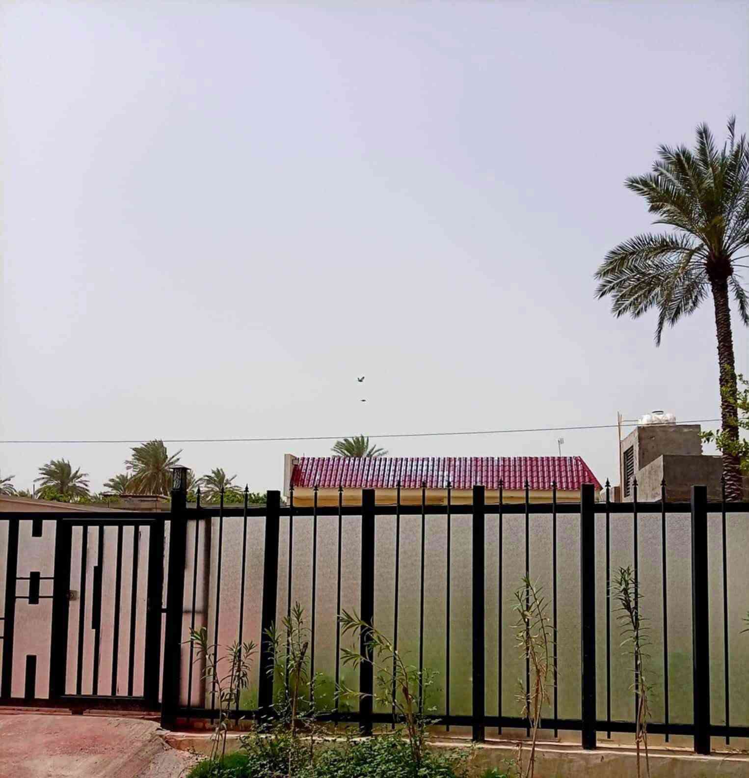 السلام عليكم متوفر  دار ستراحه مساحه
٥٠٠متر واجه 12.5 نزال ٤٠
داخله منزل مساحه ١٠٠متر مربع يحتوي صحيات وغرف نوم ٢ مطبخ صاله ستراحه
وكراج سيارات  وحديقه مرتبه  موقعه الدوره البوعيثه 
تبعد عن سده 250 متر موقعه كلش حلو  سند ٢٥ قرار محكمه 
تصلح للسكن  أو مزرعه 
سعر مناسب خدمات كامله  مدارس قريبه عليه 
للاستفسار اتصال ***********
