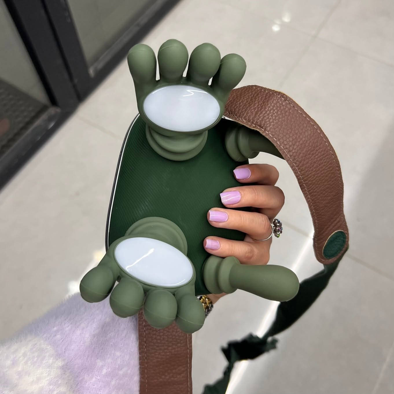 جهاز تدليك الكتفين والرقبة – Shoulder And Neck Massager (موديل FZ-831)

جهاز تدليك عملي للكتفين والرقبة مصمم لتجربة تدليك مريحة وسهلة الاستخدام في أي وقت.

• تدليك بالعجن باستخدام كفّي اليدين

• مزوّد بخاصية الضغط الحراري (Hot Compress)

• مادة صديقة للبشرة

• تصميم خفيف الوزن وسهل الحمل

• تشغيل بسيط بزر واحد مع مؤشّر إضاءة

• مناسب للاستخدام المنزلي اليومي

• جهد الإدخال (Rated Input): 5V
• القدرة (Rated Power): 10W
• سعة البطارية: 2000mAh
• الوزن الصافي: 760 غرام
• الوزن الإجمالي: 1100 غرام
 #مجمع_لافندر_للتسوق_الالكتروني


**إذا كنت صاحب هذا الإعلان وتريد حذفه لأي سبب، رجاءا أرسل رسالة إلى الدعم الفني**