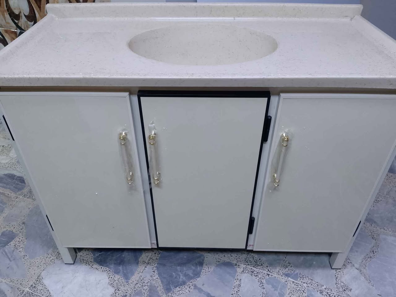 سنك متروعشرين مرمر مبطن الابواب طبقتين سعر 160 توصيل موجود جميع مناطق البصره حجز وتساب ***********شغل تزكام مغلف بلاستيك من الداخل ضد الماء البصرة, العراق
