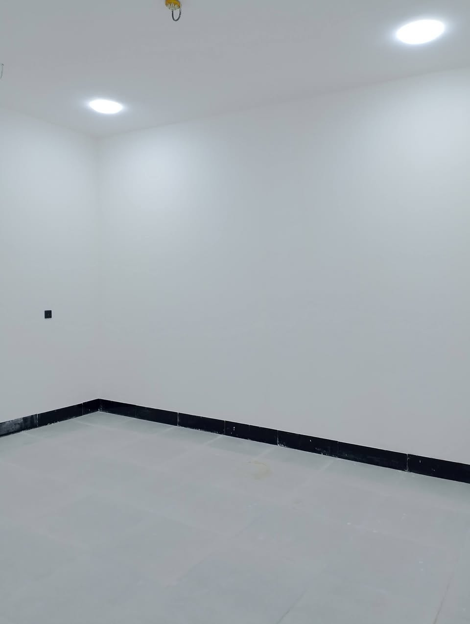 سلام عليكم
بيت للبيع مساحه 100 متر نزال 20 متر واجهيه 5متر  عقد 25 طابو زراعي 
المكان دور زراعه الثانيه 
الرقم ***********
