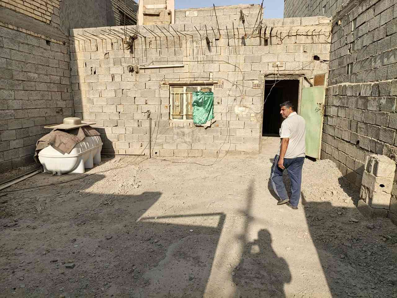 السلام عليكم. للبيع بيت زراعي سند 25 في جسر ديالى القديم بالقرب من ساهرون. المساحة الكلية 140 متر . تفاصيل البيت موضحة في الفيديو. للاستفسار أكثر، يرجى الاتصال على الرقم أو مراسلة الصفحة ***********.
