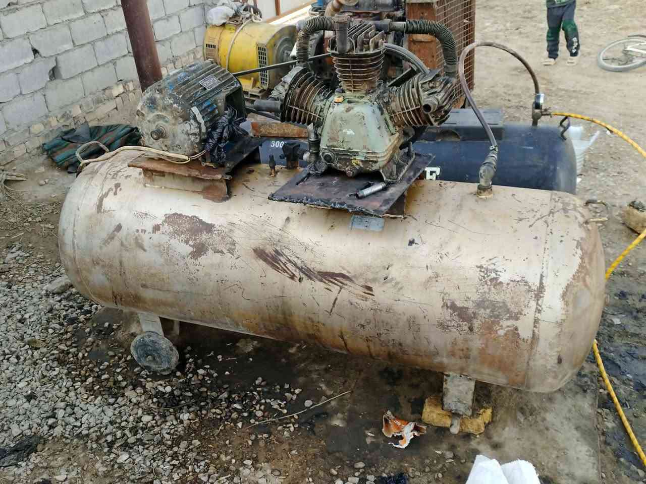 سلام عليكم تاروسه هواء بطل ٥٠٠ لتر ماطور إيطالي ١٠ حصان تاروسه تركي جديده صار شهر من شديته لتر  ثلث بستم 
والثاني بس بطل الحجم 350 شغالات عل فحص
العنوان دوانيه دغاره
الستفسار ***********
