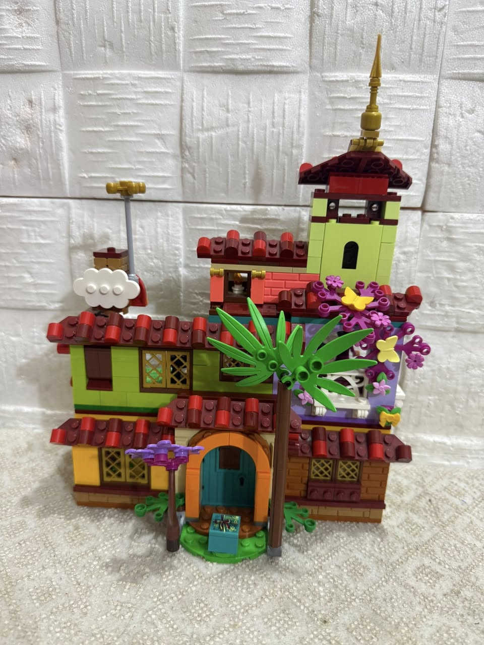 مادريجل (LEGO Disney The Madrigal House) رقم 43202.
تتكون المجموعة من 587 قطعة.
تشمل شخصيات ميرابيل وأنطونيو وأبويلا من ديزني.
تتميز بتفاصيل ممتعة مثل سرير قلاب وريشة طقس دوارة.
مناسبة لمحبي فيلم ديزني "إنكانتو" (Encanto).
السعر ٣٠ الف 
نقص فقط مجسم الابنيه


**إذا كنت صاحب هذا الإعلان وتريد حذفه لأي سبب، رجاءا أرسل رسالة إلى الدعم الفني**