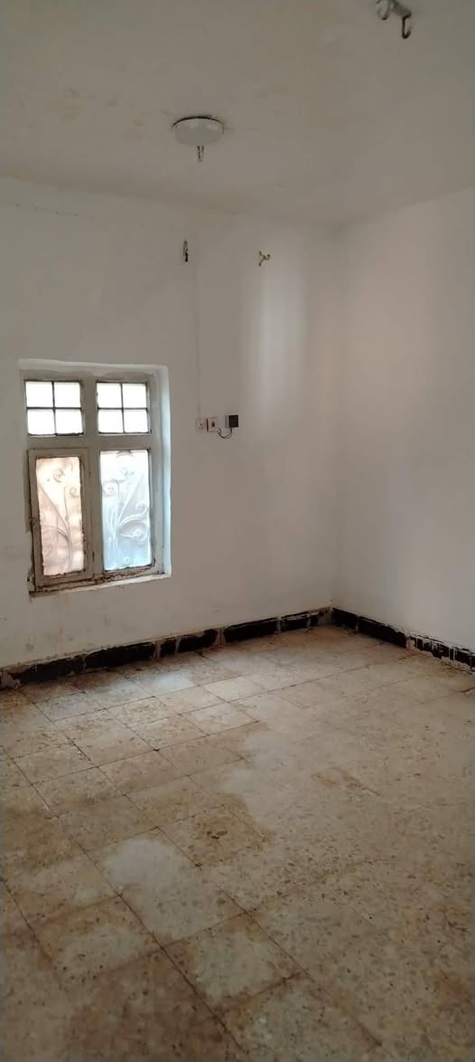 بيت م350 حي الحكيم قرب شهيد نزار نفس النزلة شارع جاهز لصب يتكون من غرفتين نوم وصاله ومطبخ واستقبال وحديثه وكراج سيارة بناء طابوق وصب كونكريت مرقم من البلديه السعر بي60 وبي ومجال الاتصال:*********** أو عبر واتساب ***********
