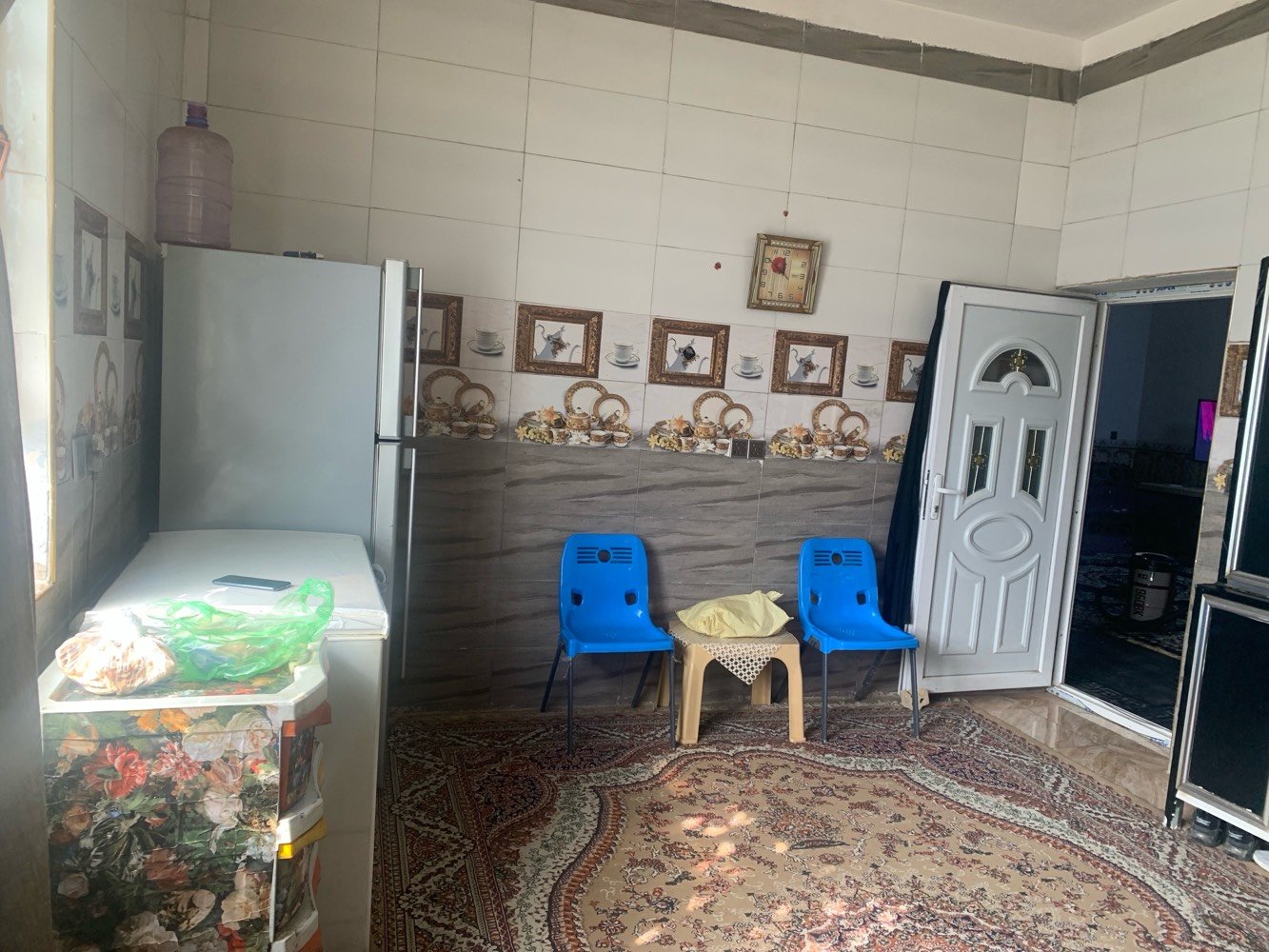🏡 للبيع دار سكنية مميزة – كربلاء / الحر الصغير

فرصة مميزة لامتلاك دار جاهزة للسكن في موقع هادئ ومتكامل الخدمات، قريب جدًا من جامع المهدي.

📍 الموقع: كربلاء – الحر الصغير (ركن)

📐 المساحة: 240 م²
📏 الواجهة: 10 م
📏 النزلة: 20 م

🏠 مواصفات الدار:
✅ طابق واحد.
✅ غرفتا نوم.
✅ إحدى غرف النوم تحتوي على سويت (حمام خاص).
✅ صالة كبيرة.
✅ استقبال واسع.
✅ حمامان داخليان.
✅ حمام خارجي في الطرمة.
✅ مطبخ.
✅ حديقة أمامية.
✅ بناء حديث بعمر 4 سنوات فقط.

🌟 مميزات الموقع:
✔️ دار ركن يمنح خصوصية ومساحة أفضل.
✔️ منطقة هادئة وشعبية راقية ومكتملة الخدمات.
✔️ قريبة من المدارس، الأسواق، والجوامع وجميع الاحتياجات اليومية.
✔️ المنطقة مخدومة بشبكة المجاري والكيبل الضوئي (الألياف الضوئية للإنترنت).
✔️ جاهزة للسكن مباشرة، ولا تحتاج إلى أعمال ترميم.

📞 للاستفسار والمعاينة:
📱 ***********
📱 ***********

✨ دار يجمع بين الموقع المميز، وحداثة البناء، والتصميم العملي. المعاينة خير برهان، والبيع للمشتري الجاد.