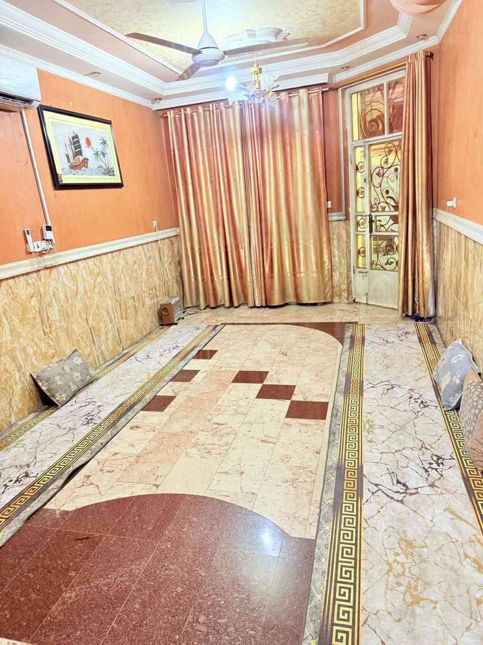 دار طابو صرف للبيع بموقع مميز فرع 10نافذ ع شارع 30يتميز بل هدوء والنظافه والدار طابقين وسطح خلفي وسطح أمامي ارضياته مرمر بل كامل وصبغ مرمري وديكورات في منطقه البلديات الUN  مساحه 150m واجهه 7.5 ونزال 20
1-استقبال 
2-صاله 
3-مطبخ
4_غرفه نوم ارضيه وثلاث غرف نوم للطابق الثاني المحموع4
5-مناور 2
6-حمام خارجي
7-حمامات 4
_السعر 420 
لاستفسار ‭***********
