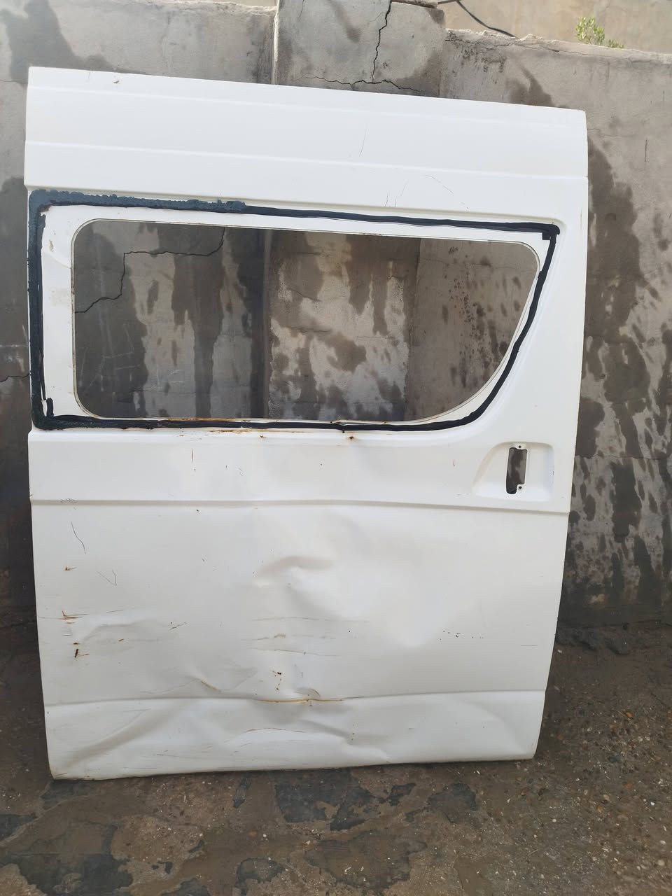 السلام عليكم باب سلايت جنبي عاليه اصلي  البيع بي طخات يحتاجله تعديل السعر 250 وبي مجال رقم الهاتف ***********
