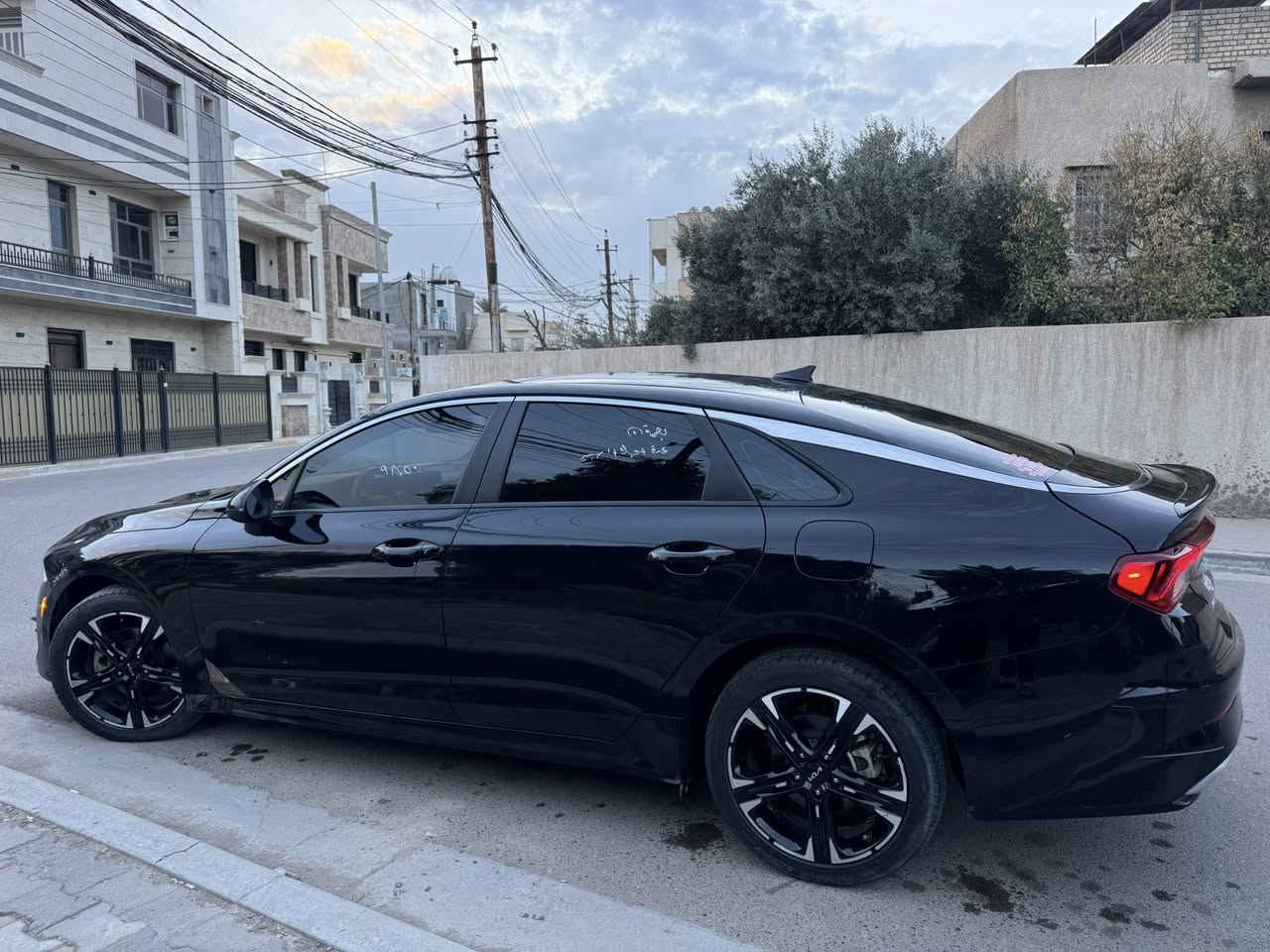 سلام هليكم
K5 موديل 24

دخول جديد حادثها خفيف جدا تبديل جاملغ السائق فقط

والجاملغ الثاني الامامي بي بارد خفيف 

وباب السائق بي شبر تعديل لان الجاملغ دافع عليه 

والباقي مكفول حتى الدعاميه بلاديه 

مكان السيارة الدورة 

السعر 178 وبيها مجال 

***********
