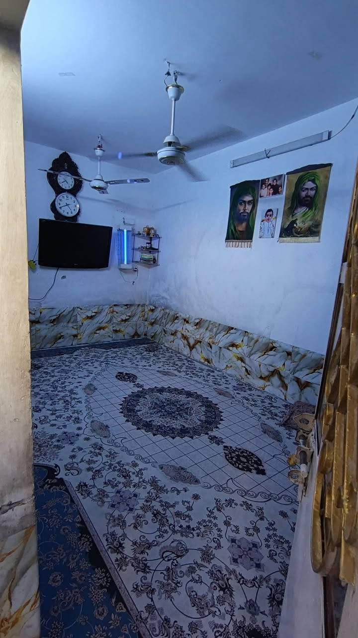 السلام عليكم نص قطعه طابو بسمي مربعه 66 واقع حال الواجه 7 النزال 9 ونص بيها استقبال وغرفه وصاله ومطبخ وحمام .. طابق واحد البناء عكاده مسكونه حالياً للستفسار اتصال على الرقم 
*********** السعر 89 وبيها مجال وان شاء الله ماقصر  ..
