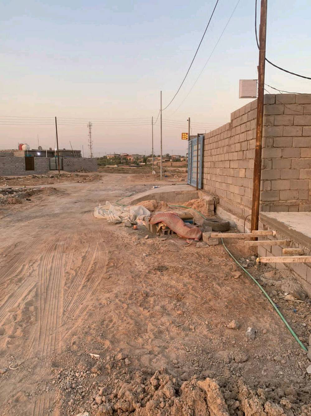 سلام عليكم هيكل وقف سني واصل للرباط أو بي بلوك يوصل للسكف مجاري كامله شغل درجه أوله المساحه 100 /5/20 العنوان أبو الخصيب ابو كوصره شارع الرحمان رقمي *********** سعر 20