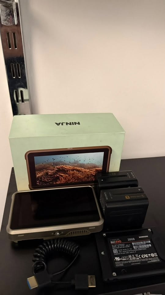 المونيتر + والبطاريات اصلية + والكيبل + والهارد  بس 650$
***********
