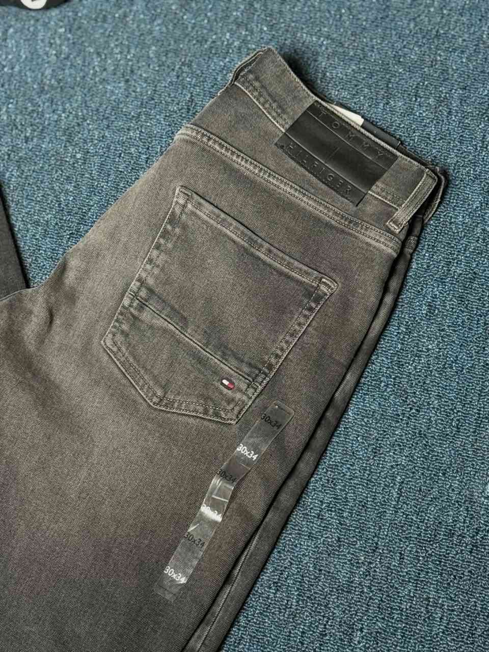 Tommy Hilfiger 
جينز ماركة تومي هيلفيكَر 
لون رصاصي 
قالب مستقيم 
خامة مخلوط قطن مع مطاط 
دزاين مميز 
غلق بسحاب 
القياس : 30
عرض الكمر : 38 سم 
الطول : 112 سم 
عرض الحجل : 17 سم 
السعر : 75 الف 
توصيل مجاني داخل بغداد وباقي محافظات العراق 🚚


**إذا كنت صاحب هذا الإعلان وتريد حذفه لأي سبب، رجاءا أرسل رسالة إلى الدعم الفني**