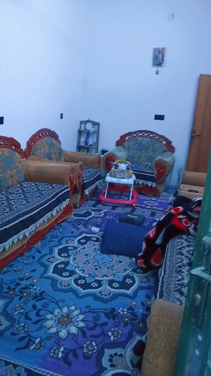 سلام عليكم بيت زراعي كامل الخدمات مي بدون ماطور كهرباء مجاري وتبليط قريبا أن شاء الموقع المعلمين قرب اسواق السلام البيت طابق واحد مساحة 110مدخلين ارتفاع البيت عن شارع متر غرفه نوم 5ب5 صاله 9ب5ستقبال 6ب4 حمام داخلي وخارجي منور البيت نضيف ومرتب بسمي السعر 55رقمي ***********
