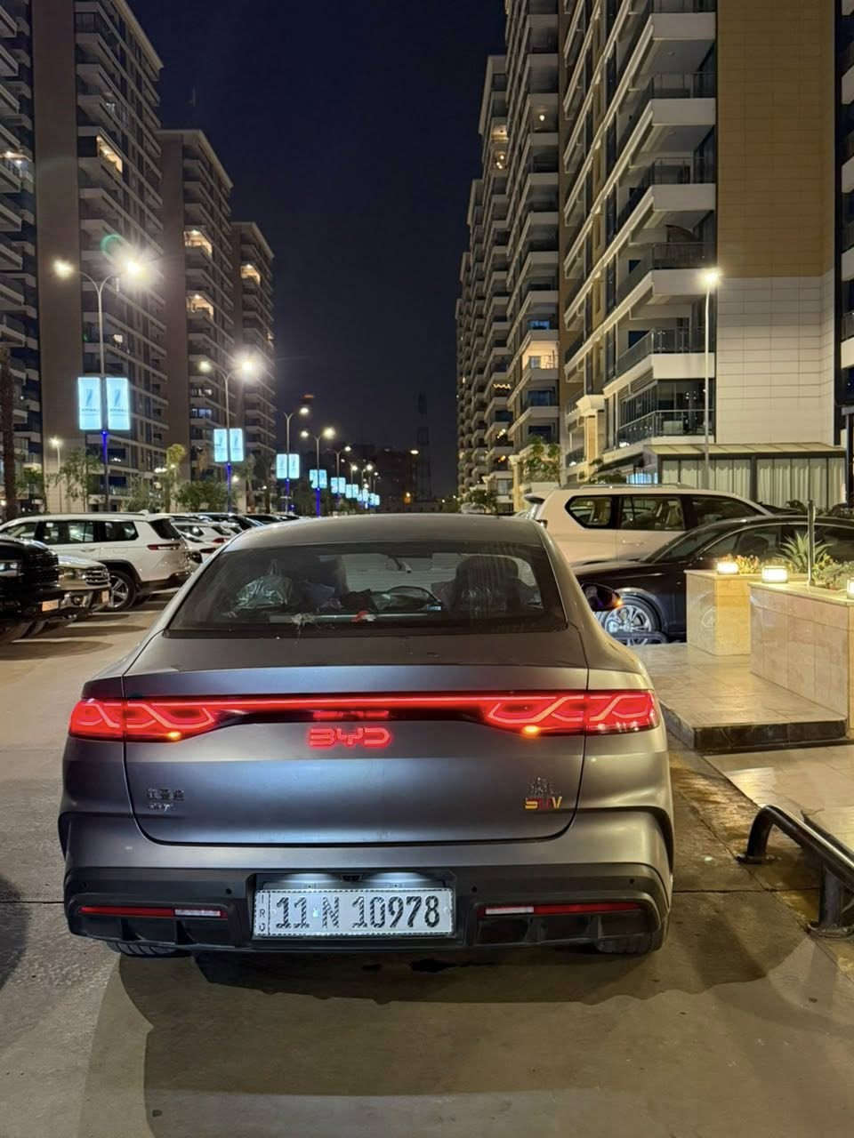 للبيع...
BYD ghian L مغلفه بالكامل ppd طافي والجام ايضاً مغلف 
فول مواصفات..

تشغيل عن بعد
كشن كهرباء 
فتحة سقف بانوراما 
كامرات اماميه خلفيه دواره 
كارت تشغيل 
انارة محيطيه بالكامل (تركيب)
والمواصفات المعروفه مال الBYD 
ماشيه 21 الف على البنزين و5000 على الشحن 
وبيها شاحنة اصليه 
السياره بسبب ازمة البنزين خليتلها عادي وطلع مو زين وگامت المكينه وبدلت وحده اصلية من نفس نوع السياره جديده 
سعر السياره 24 مليون وبيها مجال للطيبين عنوانها بغداد 
للأستفسار واتس اب او اتصال 
***********
