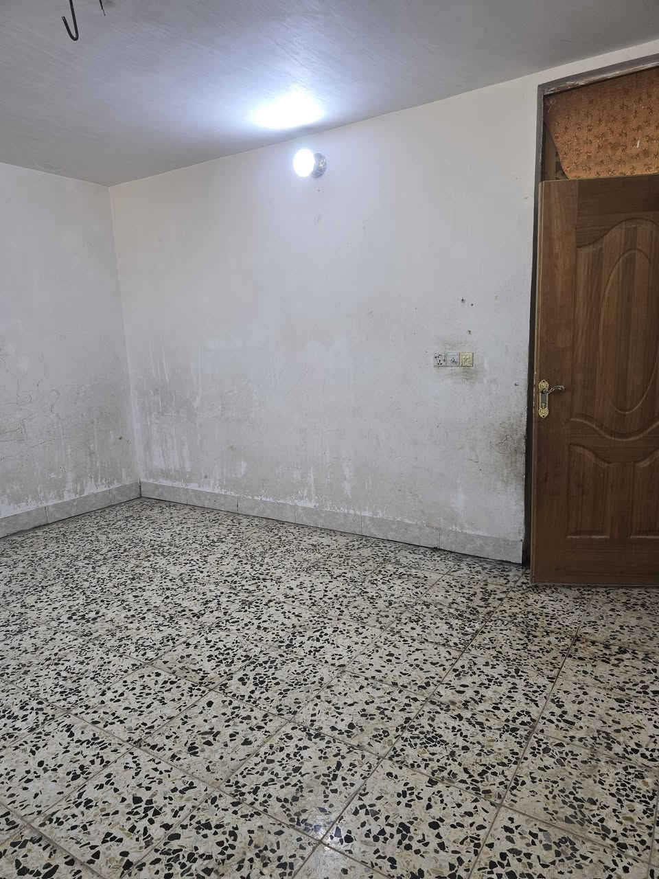 مكتب دالاليه الشريفي شقه للايجار حي العسكري شارع 80 قرب مخبز مهند ***********
