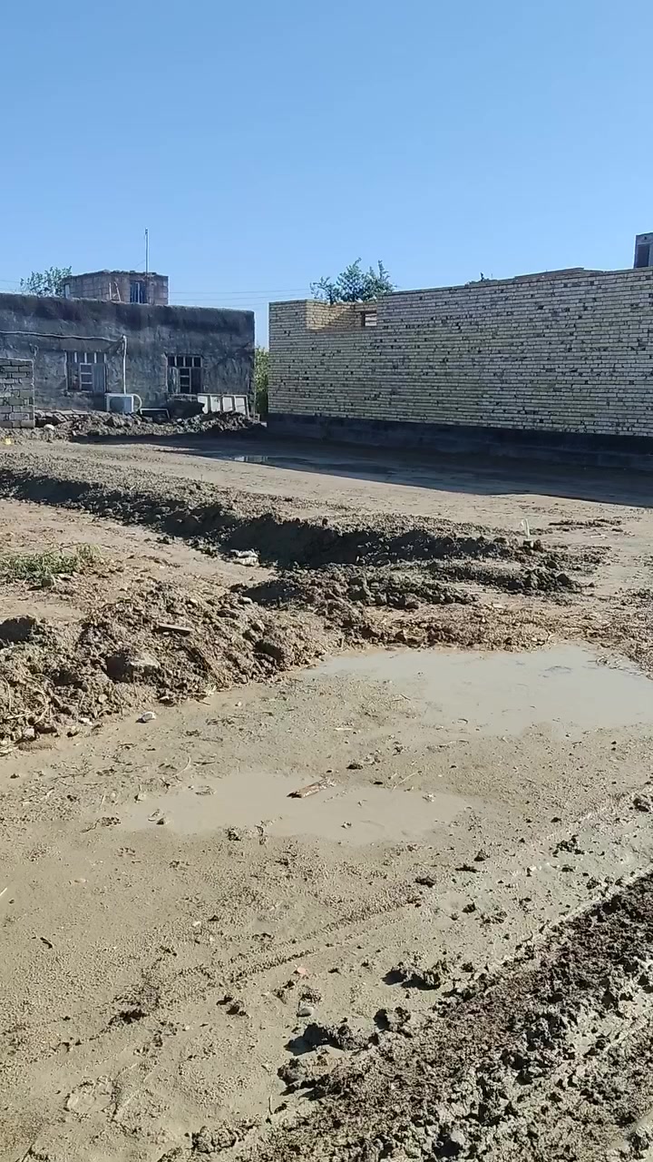 السلام عليكم 
قطعة زراعية مساحتها 200 متر بأبعاد 10 متر وجه بنزال 20 متر القطعة مدفونه وجاهزه للبناء الخدمات كاملة ماء و كهرباء وتبليط وحسب ما موضح بمقطع الفيديو القطعة تقع في ناحية الفضلية نهاية شارع 40 السايدين الجديد وخلف محطة وقود لكش السعر المطلوب 23 مليون للاتصال *********** أبو زهراء الابراهيمي 
ملاحظة // القطعة معروضة في مكتبنا وبالامكان للمشتري بعد الاقتناع بالقطعه التواصل مع صاحب القطعة بالمباشر ،
