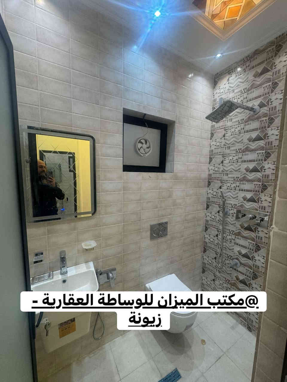 � #للإيجار | بيت جديد زيرو – ممسكون
📍 #زيونة – محلة 710

📐 المساحة: 100 م²
✨ بناء حديث مع ديكورات عصرية

🔹 المواصفات:

 • شبابيك ألمنيوم
 • باب مدخل قاصة
 • الطابق الأرضي:�
 ◦ صالة
 ◦ مطبخ
 ◦ غرفة نوم أرضية
 ◦ حمام
 ◦ منور
 • 
 • الطابق الثاني:�
 ◦ غرفتا نوم
 ◦ حمّامان
 • 

📞 #للاستفسار: ***********
👤 علاء أبو فاطمة
مكتب الميزان للوساطة العقارية - زيونة
زيونة – شارع مول دريم سيتي
