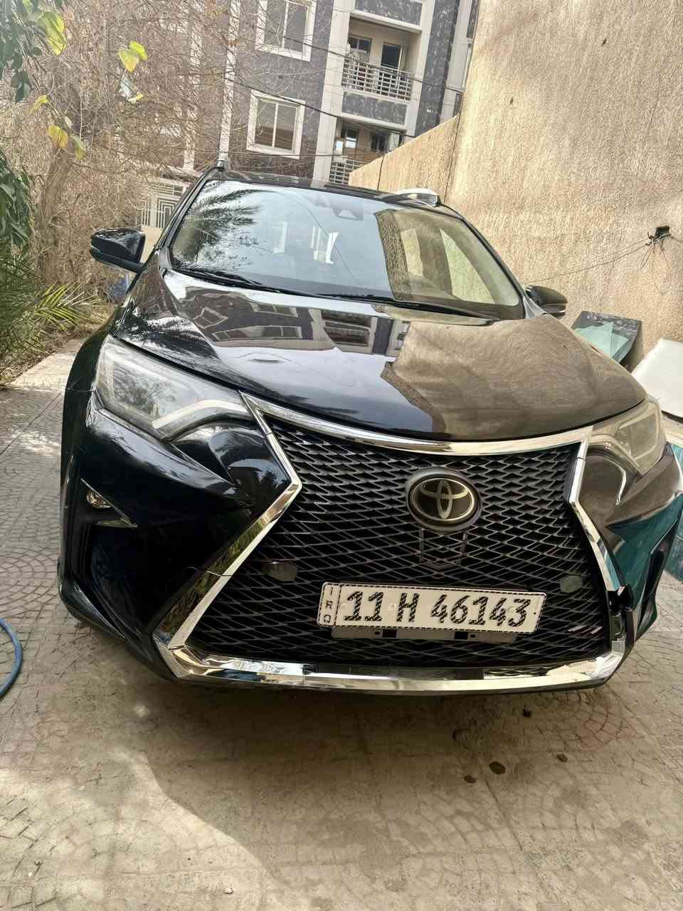 السلام عليكم 
راف فور 2018 بانزين مواصفات XLE فتحه سلايد  وبصمة وصندوق كهرباء ولايت زنون وكامره خلفية وشادلها شاشه اندرويد وكار بلاي 
الضرر موضح بالصور 3 قطع صبغ فقط ماشية 45 الف وسنوية جديده وهزه جديده 
السعر 155 ورقة 
للاتصال ***********
