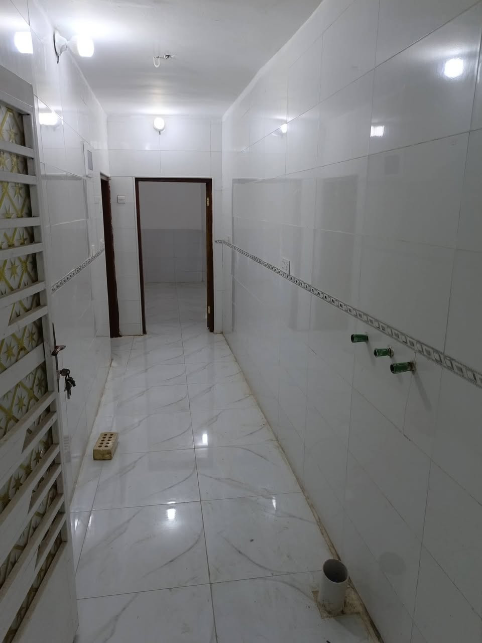 السلام عليكم للايجار مشتمل 75متر جديد يحتوي على غرف نوم واستقبال ومطبخ معزول وكراج وخدمات وسطح 
الشعب نهايه شارع الصحه على شارع عشرين السعر 350 
*********** مكتب الصادق
