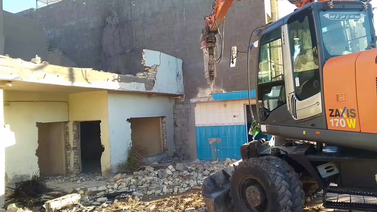 هدم الدور والبنايات المرتفعه وحفر الجفره وقطع البيوت المشتركه باحدث اليات الحديثه فرش السبيس والجلود مستمرون ليلا ونهارا في بغداد ضرغام ابو مصطفى هاتف***********//***********
