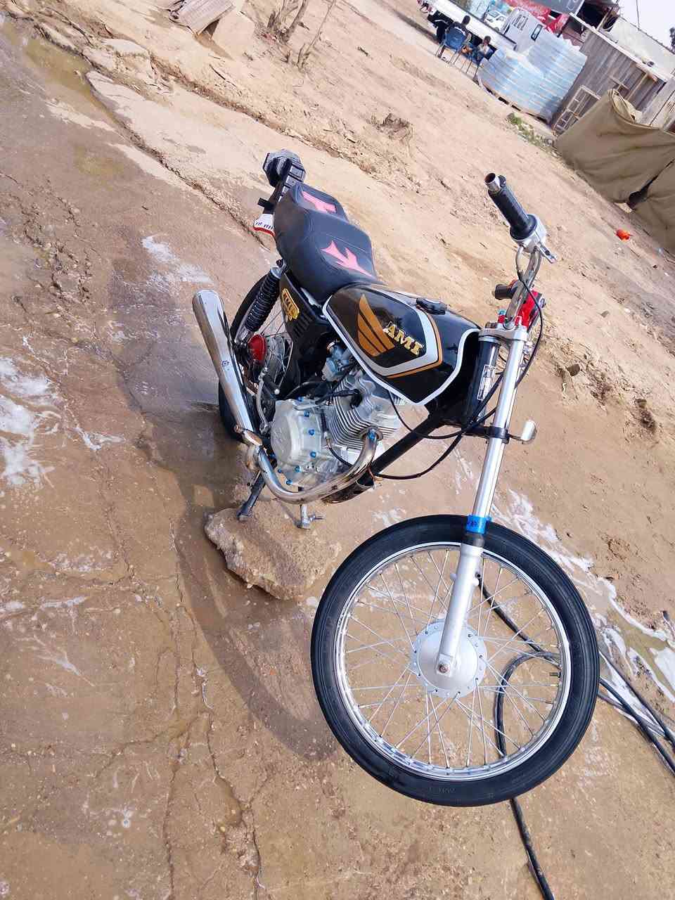 سلام عليكم شباب دراجه لبيع محرك رابيدو 4 كير محرك مفتوح والشاصي 20 وبيه اوراق سكنر السعر 400 وبيه مجال ولهذه رقمي لتواصل ***********
