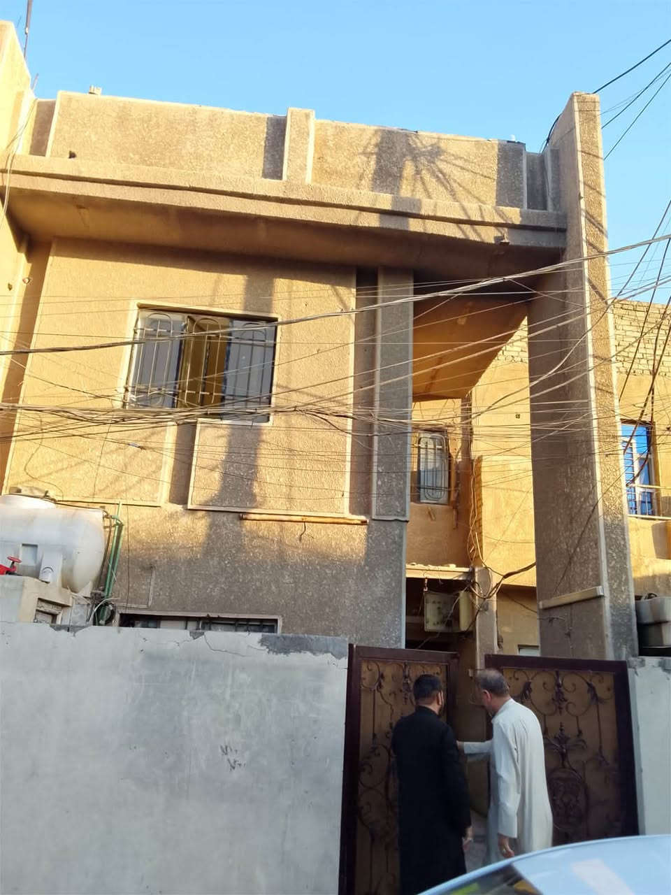 السلام عليكم دار ايجار مساحه 110 طابقين بي 3 غراف بيت نضيف غرفه واستقبال و مطبخ وخدمات والطابق الثاني بي غرفتين و ممر وخدمات وممرين هم من الطرمة للمطبخ و من الطرمة لاستقبال مكان البيت النعيريه قرب موكب سفن النجاة للاستفسار مكتب البراق للعقار ***********
