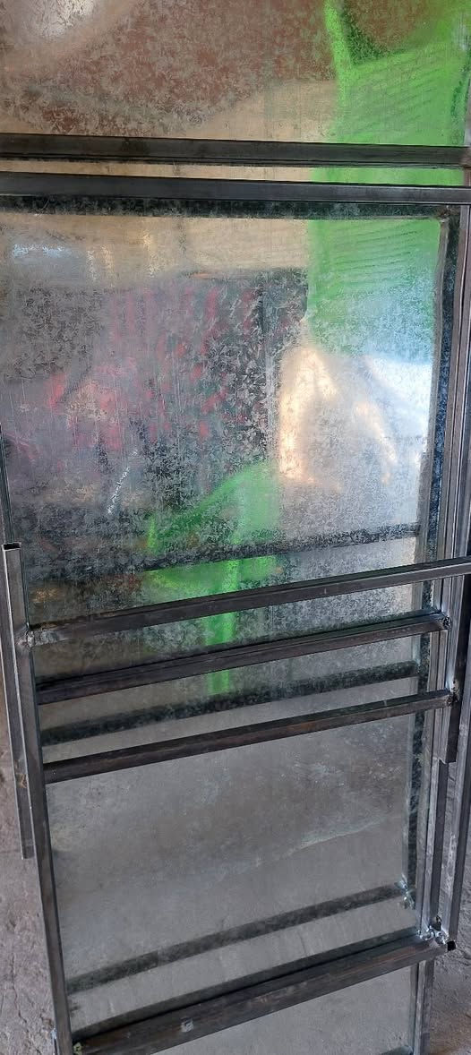 ميز حديد تزكام عراقي درجه اولى متوفر جمله مفرد العرض متر 180سم  عرض 60 سم.   السعر 45 العنوان بغداد الاستفسار ***********
