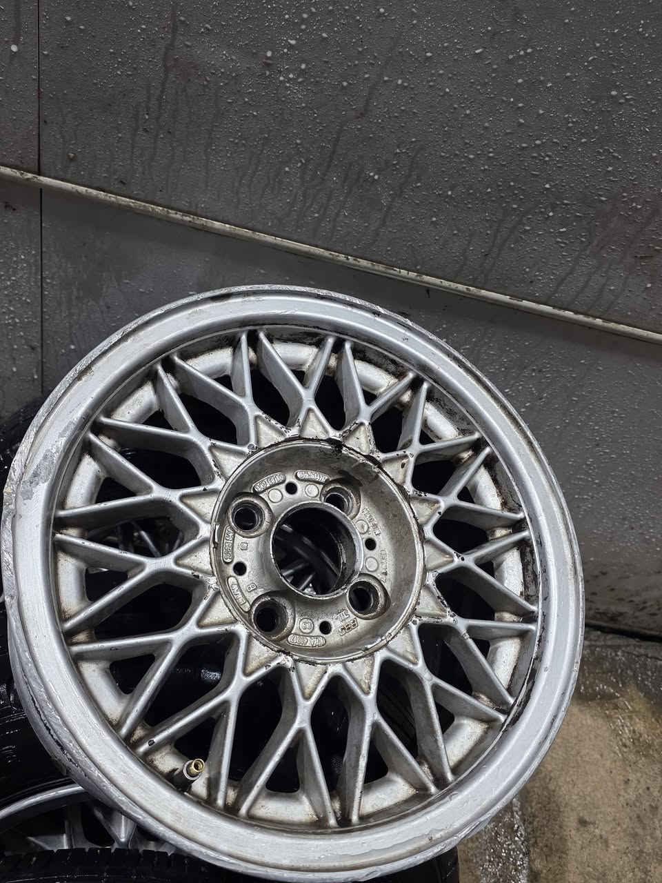 ويل حجم 14 اربعه ستد للبيع نضافة الويل مثل متشوف وبعد احلى بالحقيقه بس ويل واحد معووج عواج خفيف
مكاني بغداد ***********
