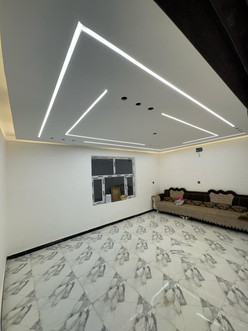 السلام عليكم
دار للبيع مجمع السلام السكني عمود رقم ١ 
خريطة خاصه تختلف عن خريطه المجمع 

مساحه 215 شارع 11 بناء طابوك درجه أولى 
استقبال 7\4
صاله عل المطبخ مساحه 60
غرف عدد 3
غرفه 7/4
غرف ثنين 5/4 +بلكونه تصلح غرفه مساحه 5/4
صحيات عدد 3
جاهز للسكن وعليه إضافات 
السعر مناسب جداً للاستفسار 
***********
